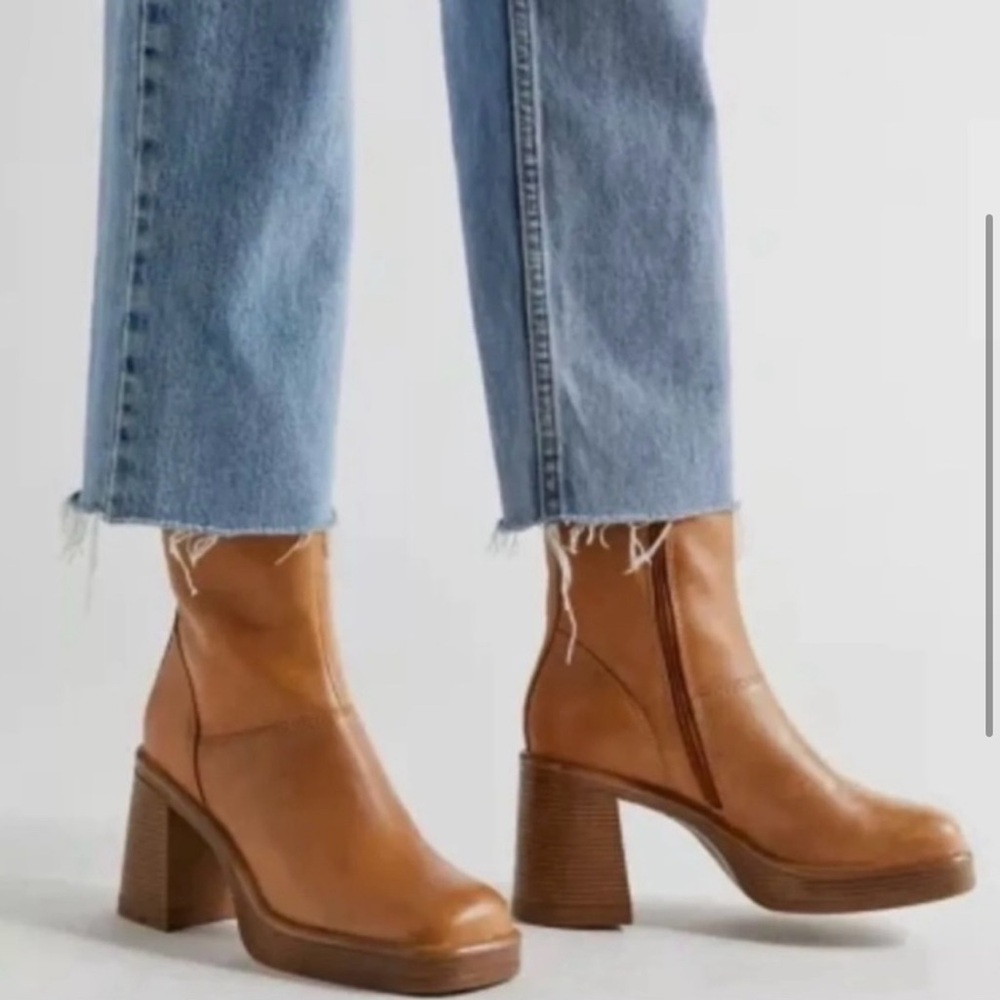 Steve Madden 90’s Style Tan Leather Square Toe Heeled Boots